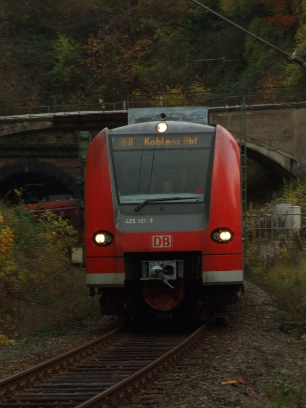 425 101-3 und ein weiterer 425er als RE11319 aus Mnchengladbach verlassen gerade den Eisenbahntunnel in Ko-Horchheim und sind in der Anfahrt auf die Eisenbahnbrcke in Richtung Koblenz Hbf.Ich stand am B auf dem Fuweg.7.11.08
