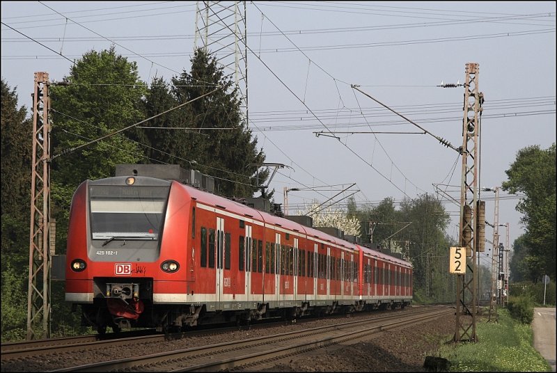 425 102/602 und 425 092/592 ist bei Sollingen-Ohligs als RB48, Wuppertal Hbf - Kln Hbf, unterwegs. (18.04.2009)