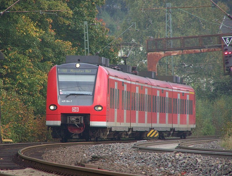 425 104/604 als RB89  Westfalen-Bahn  von Warburg(Westf) nach Mnster (Westf) Hbf bei der Einfahrt von Altenbeken am 04.10.07