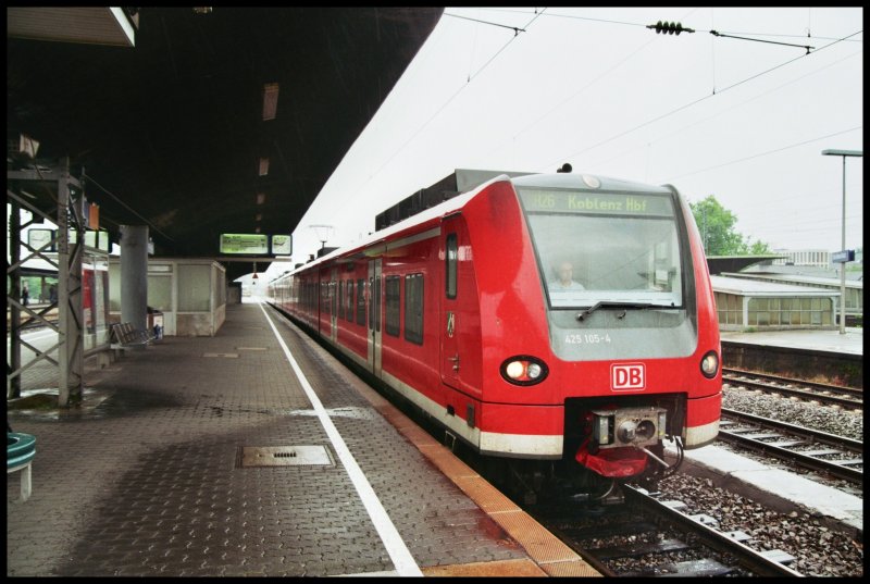 425 105 und ein Schwestertriebwagen warten als RB26  Rheinland-Bahn  von K�ln nach Koblenz im Bahnhof K�ln-Messe/Deutz. Aufgenommen am 27.05.2007
