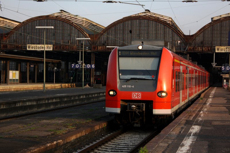 425 110, vorher gerade angekommen aus Heilbronn fhrt leer wieder aus dem Hauotbahnhof Wiesbaden heraus, 10.09.09