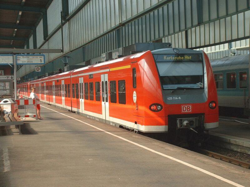 425 111 und 425 114 am 23.08.2002 in Stuttgart Hbf. Seit kurzem fahren zwei BR 425 die Regional-Expresse nach Karlsruhe, vorher waren es Doppelstock-Wendezge und modernisierte Silberlinge.