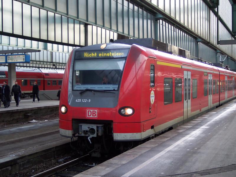 425 112 steht am 29.01.2004 abfahrtbereit im Stuttgarter Hbf an Gleis 8.