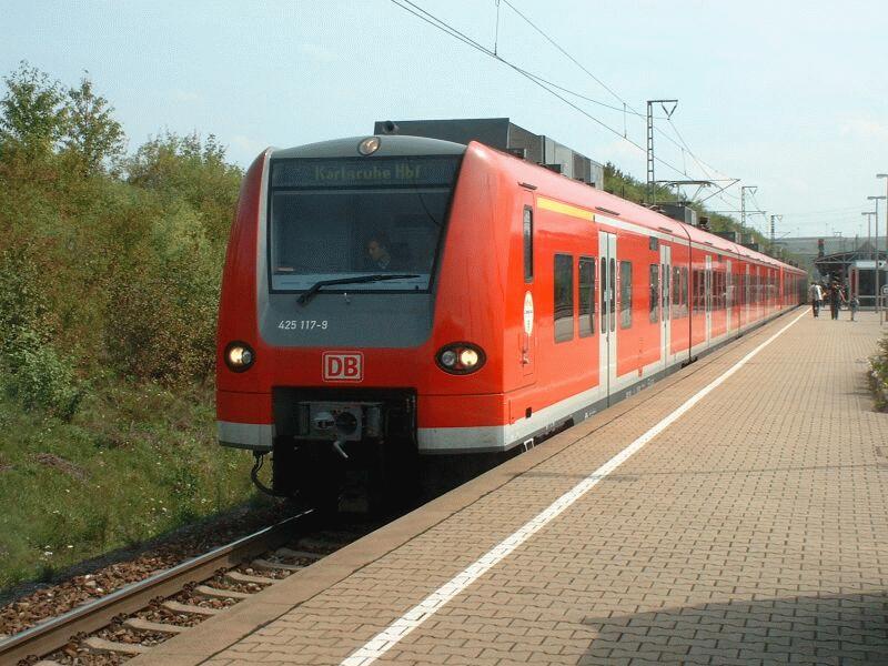 425 117 mit zweiten Triebzug BR 425 als RE Stuttgart - Karlsruhe am 23.08.2002 in Vaihingen/Enz an der Schnellfahrstrecke Stuttgart - Mannheim.