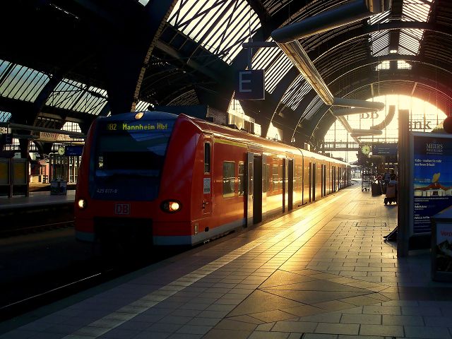 425 117 steht im Streiflicht abfahrbereit als RB 18640 im Hauptbahnhof Karlsruhe. Aufgenommen am 24.9.2009