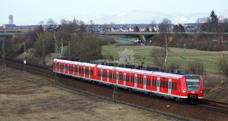 425 121 + Verwandschaft als RE 2 von Mainz HBF nach Karlsruhe HBF kurz nach der Durchfahrt von Neuluheim, 12.03.08.