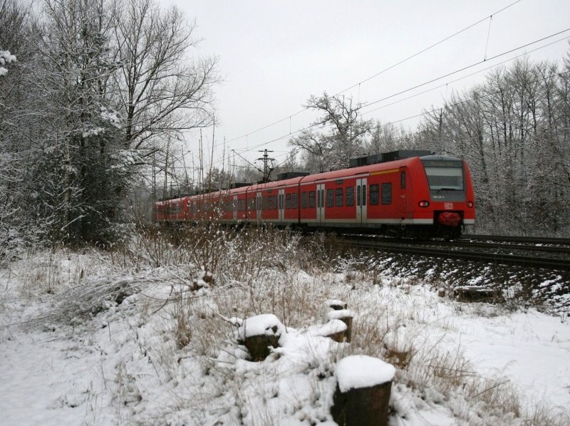 425 125 und ein 426 sind am 12.12.2008 bei winterlichen Wetter in Haar (bei Mnchen) unterwegs.