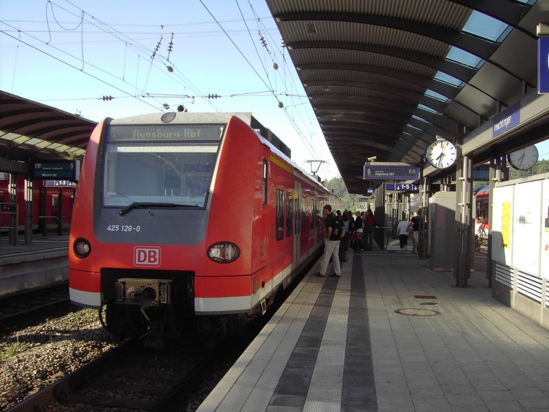 425 126 als RE Treuchtlingen - Augsburg kurz vor der Abfahrt in Treuchtlingen.