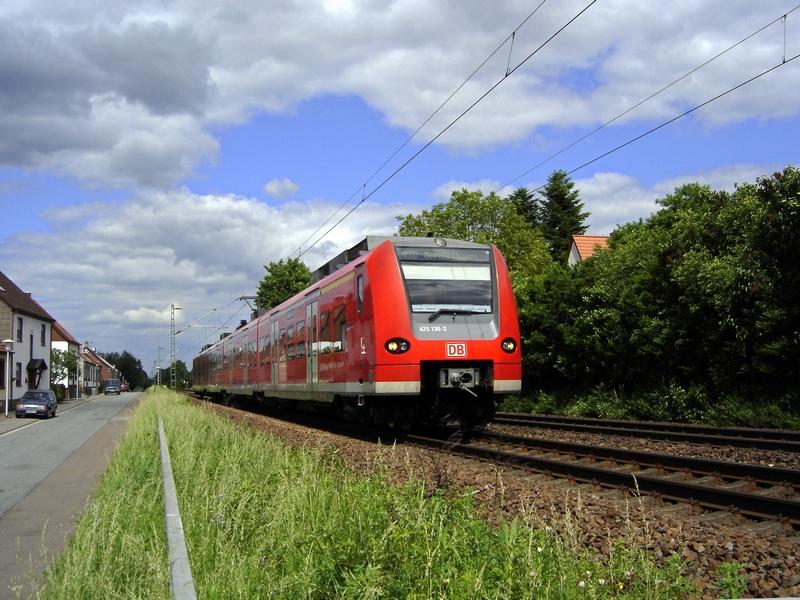 425 130 als RE 24034 von Kaiserslautern Hbf nach Saarbrcken, hier kurz vor Homburg(Saar) Hbf.(04.06.2005)