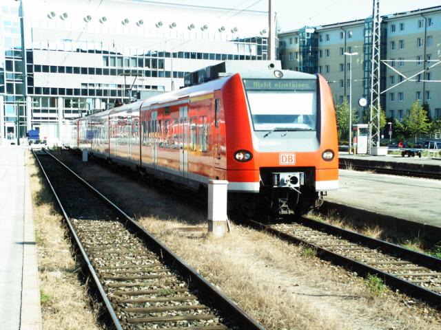 425 143 wartet im Holzkirchnerbahnhof auf weitere Einstze...