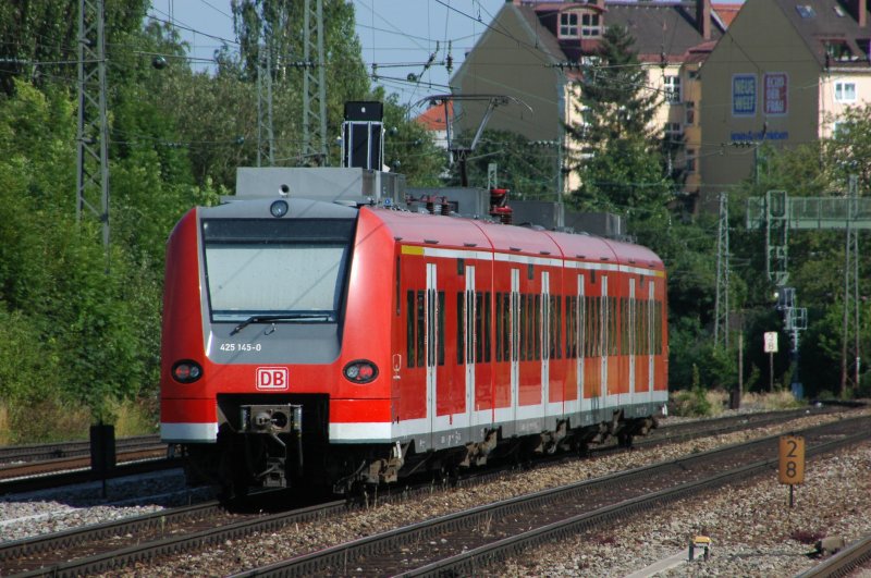425 145 am 05.07.08 bei der Durchfahrt, wegen Bauarbeiten auf dem anderen Gleis in Mnchen-Heimeranplatz.