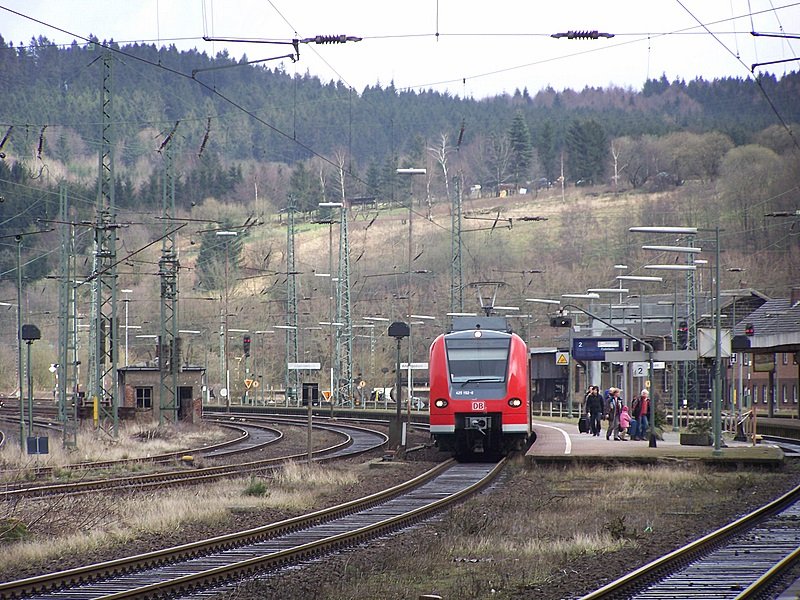 425 152/652 bei der Ausfahrt von Altenbeken am 18.03.08 als S5 von Hannover-Flughafen nach Paderborn. Im Hintergrund noch die schnen Berge in Ostwestfalen...