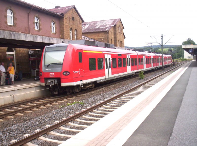 425 153/653 als S 5 nach Hannover Flughafen in Altenbeken. 30.07.2006