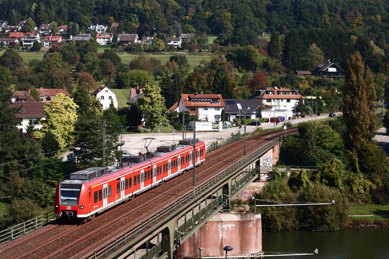 425 207 der S-Bahn Rhein Neckar befhrt am 27. September 2008 als S2 (Eberbach - Kaiserslautern Hbf) die doppelstckige Neckarbrcke bei Neckargemnd.