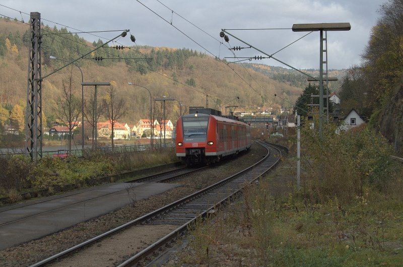 425 222-7 f�hrt als S1 von Osterburken nach Homburg(Saar) Hbf gerade in den Bahnhod Heidelberg-Karlstor ein. W�hrend der Zug auf der Schattenseite f�hrt, liegt der Gegehang im hellen Sonnenlicht. Ein Wechsel aus Schatten und Licht. 17.11.2008