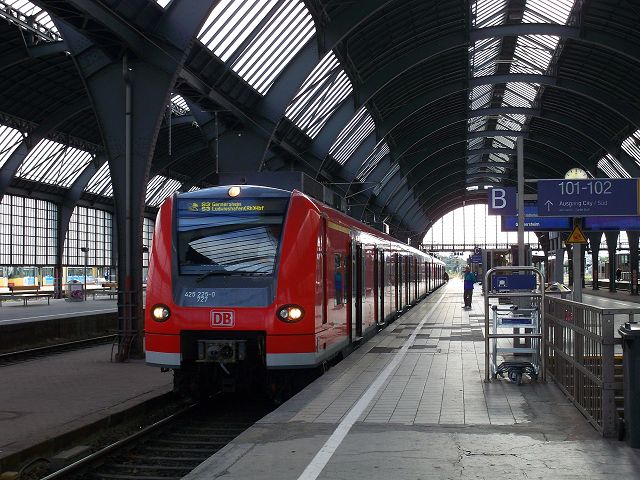 425 225 + 425 ??? stehen zur Abfahrt als S-Bahn Rhein-Neckar nach Germersheim und Ludwigshafen (Rh) Hbf bereit. Aufgenommen im Hauptbahnhof Karlsruhe am 4.9.2009