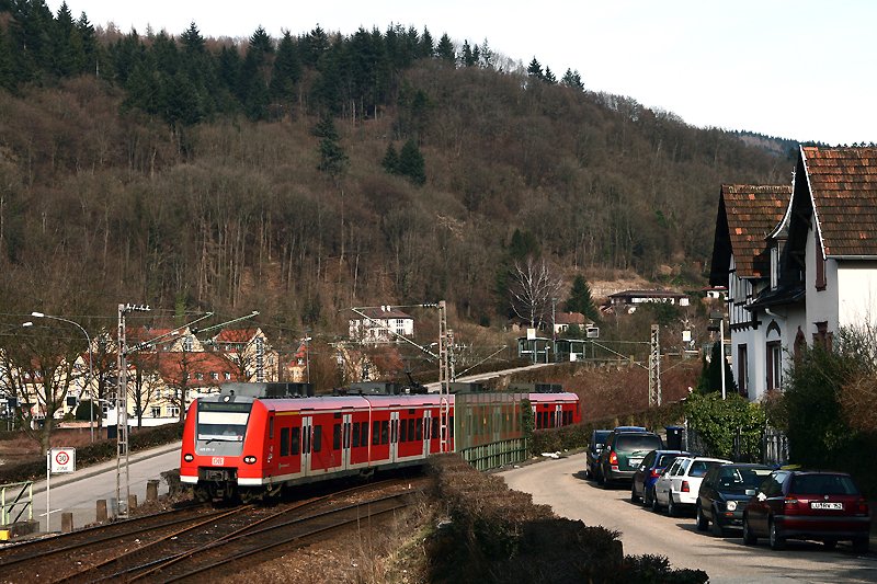 425 231 ist am 25. Februar als S1 von Osterburken nach Homburg (Saar) unterwegs und konnte dabei in Heidelberg fotografisch festgehalten werden. Obwohl schon rund 1 1/2 Stunden unterwegs, hat der Zug noch nicht einmal die H�lfte seines Weges zur�ckgelegt.