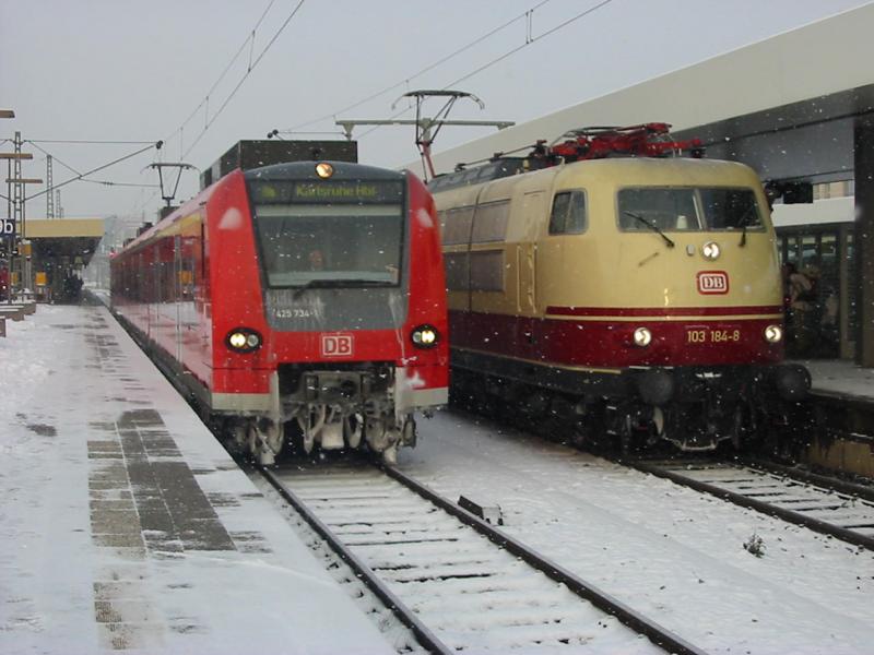 425-234 bei der Ausfahrt von Mannheim Hbf und daneben 103-184 mit ihrem TEE Sonderzug nach Salzburg mit +5 Minuten.