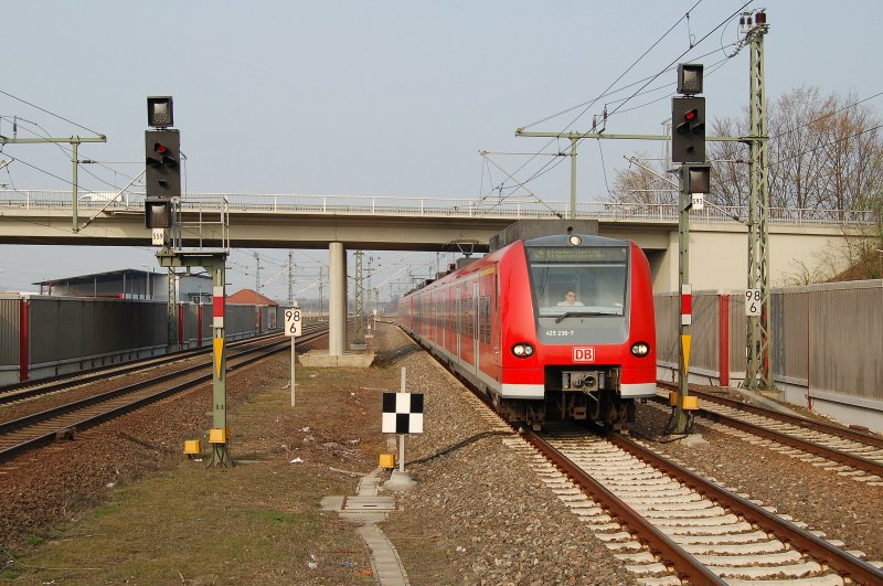 425 236-7 & 425 fahren als S1, hier in Limburgerhof, von Osterburken nach Homburg(Saar) HBF bzw nach Neustadt an der Weinstrae HBF. Der hintere Zugteil wird in Neustadt abgekoppelt und der vordere Zugteil fhrt weiter nach Homburg. 14.03.07
