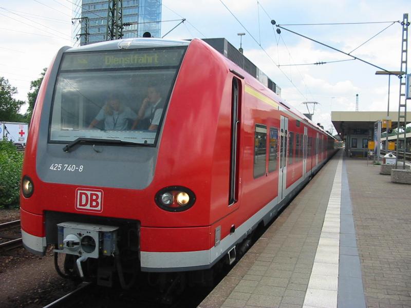 425-240 als Dienstfahrt am 9.7.2005 in Mannheim Hbf.