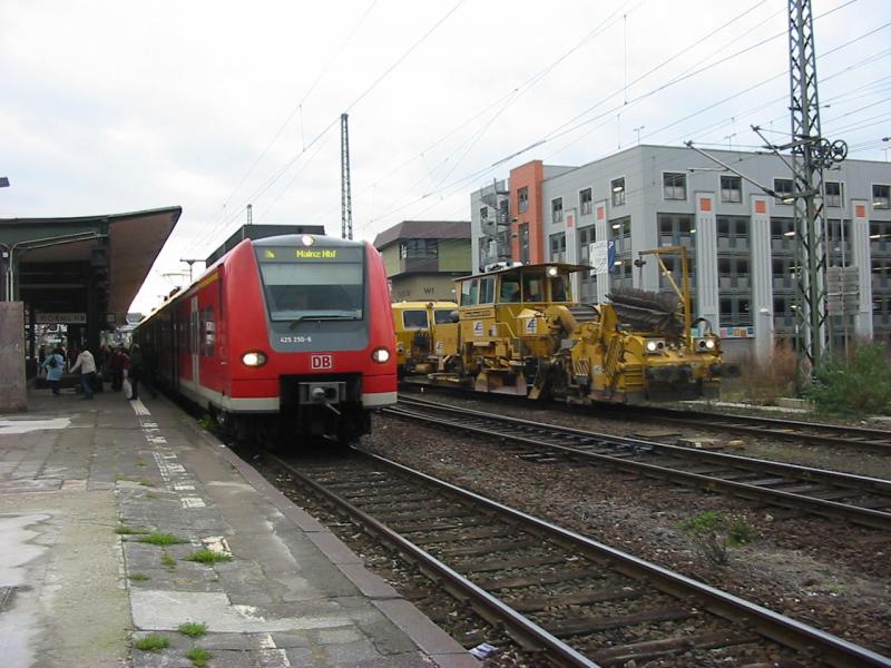 425-250 und Bauzug am 3.12.2005 in Worms Hbf.
