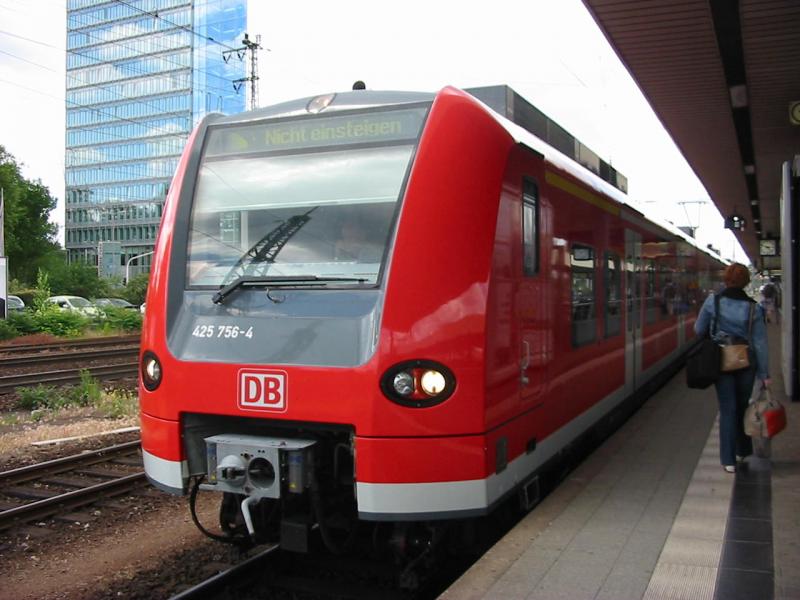425-256 als Leerfahrt bei der Ausfahrt von Mannheim Hbf.