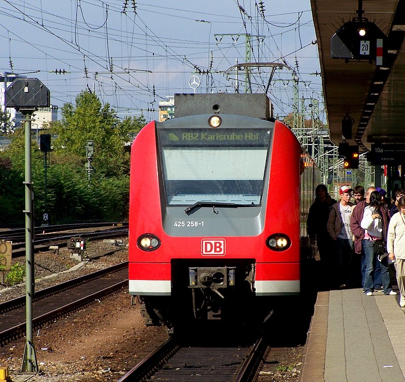 425 258/758 als RB2 nach Karlsruhe Hbf bereitgestellt in Mannheim Hbf am 30.09.2007.