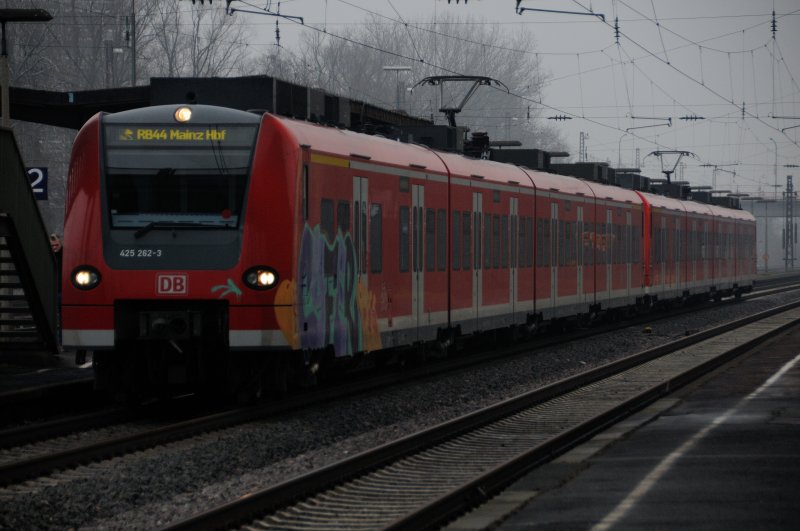 425 262-3 leicht geschminkt auf dem Weg in seine Karnevalshochburg. Durchfahrt Ludwigshafen-Oggersheim, 7. Februar 2009.