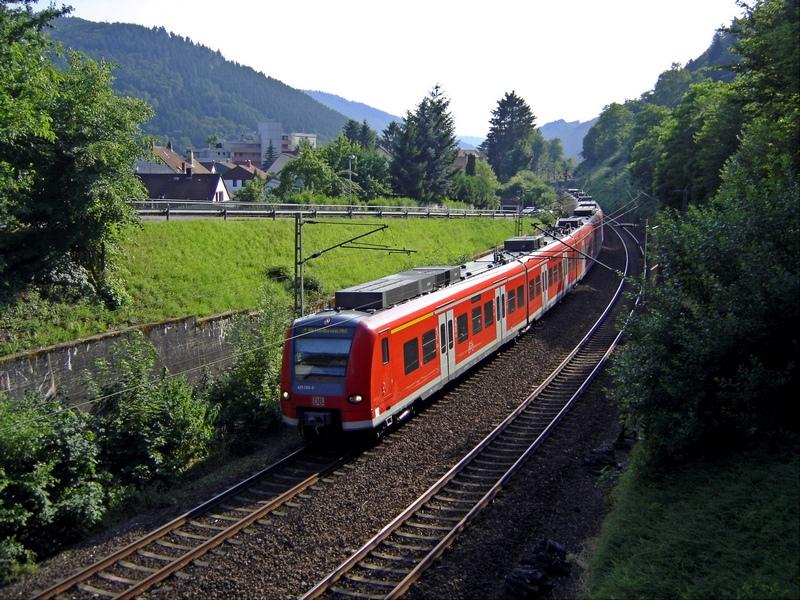 425 265 als RE 4811 von Mannheim nach Heilbronn am 27.06.2005 kurz vor dem dritten Halt in Eberbach.
