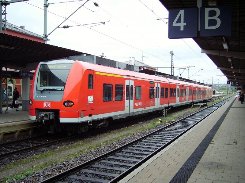 425 302-7 hat soeben als RB 31365 aus Schaffhausen den Bahnhof Singen(Htw) erreicht. 15.08.08