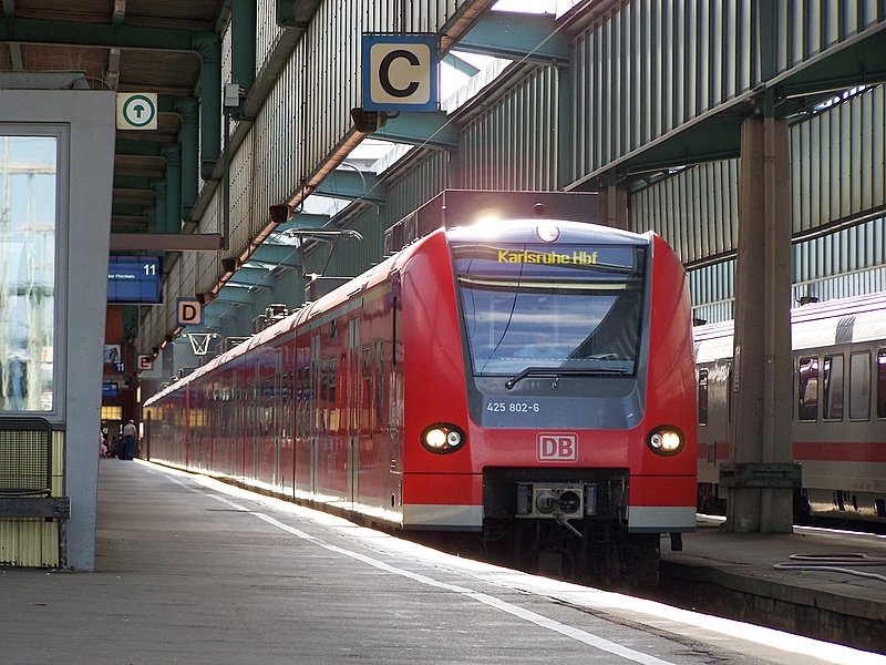 425 302/802 als RE nach Karlsruhe Hbf �ber M�hlacker u. Pforzheim Hbf. Hier kurz vor seiner Abfahrt in Stuttgart Hbf. 30.09.07