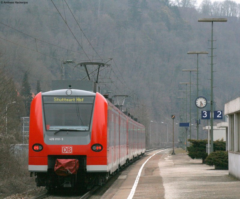 425 303-5 und 426 010-5 als RE 19616 (Singen(Hohentwiel)-Stuttgart Hbf) letzterer geht nach Plochingen (Garniturentausch) bei der Abfahrt Sulz am Neckar 26.2.09