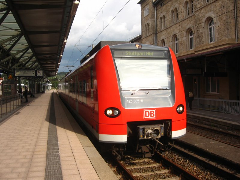 425 305-0 stand am 5.9.07 als RE 19676 nach Stuttgart in Rottweil zur Abfahrt bereit