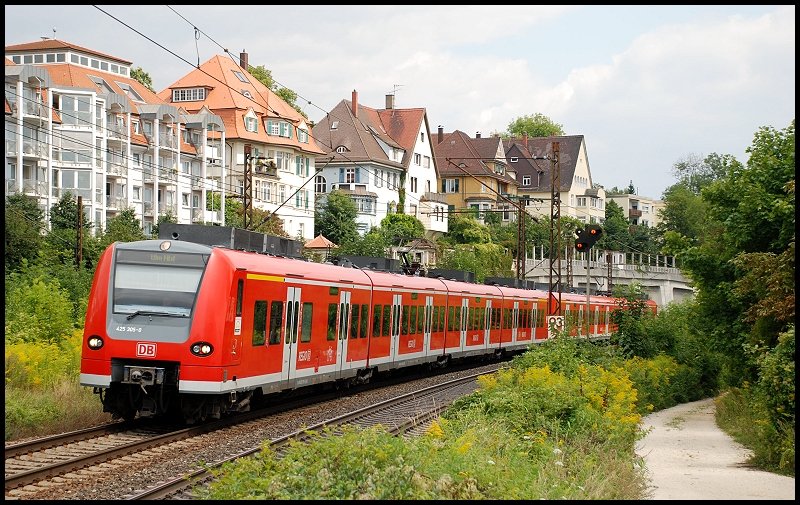 425 305 ist auf der Fahrt nach Ulm Hbf. In wenigen Minuten wird er sein Ziel erreichen. Aufgenommen im August 2008 bei der Bahnhofseinfahrt des Ulmer Hbf.