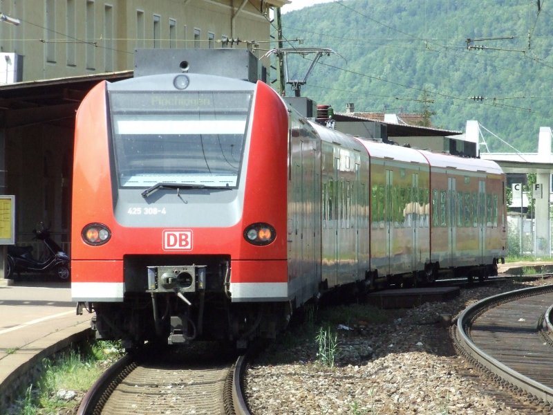 425 308-4 wartet in Geislingen (Steige) als RB Richtung Plochingen auf ihre Abfahrt (13.05.2007)