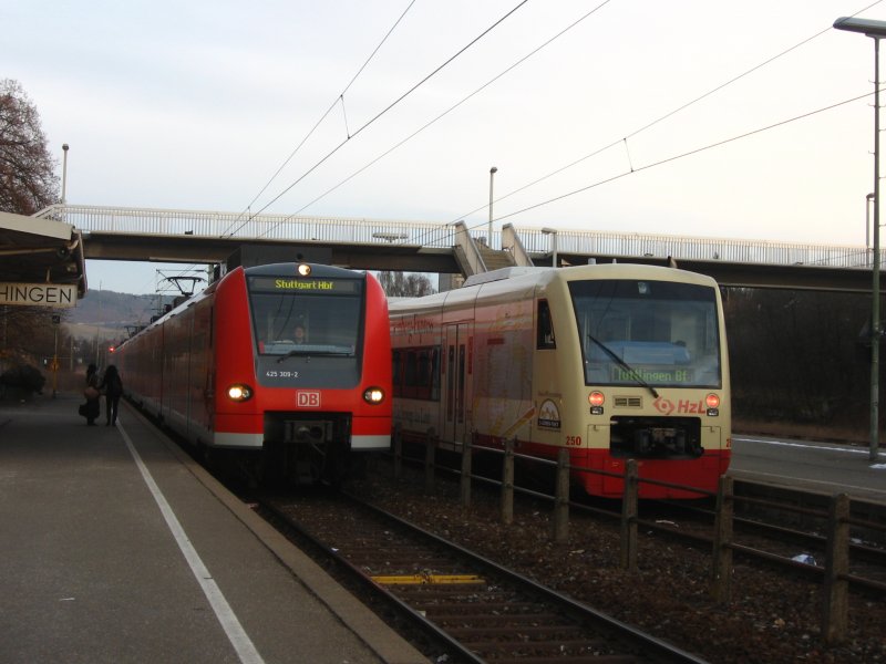 425 309-2 und 304-4 als RE 19672 bei der Einfahrt Spacihingen am 3.1.08 Rechts steht VT 250 der HzL