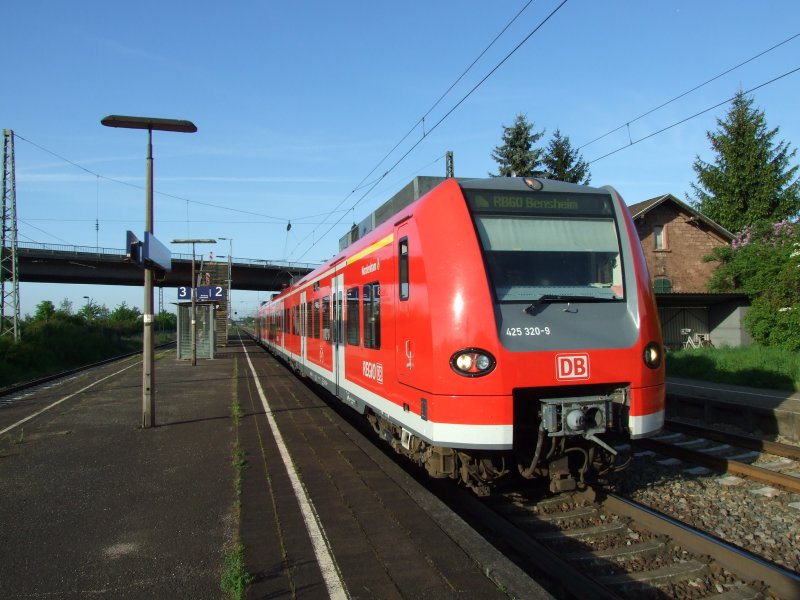 425 320 (Nordenham) ausgeliehen aus Bremen ist am 03.05.2008 bei der Ausfahrt von Grosachsen-Heddesheim als RB 18142 nach Bensheim