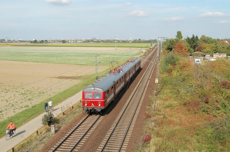 425 420-7 als Sonderzug zwischen Heidelberg Hbf und Neustadt(Weinstrae) Hbf unterwegs. Hier befindet sich der Zug zwischen Ludwigshafen-Rheingnheim und Limburgerhof, auf der Fahrt nach Neustadt(Weinstrae). 30.09.2007