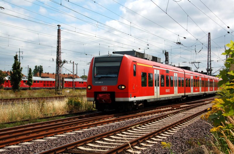 425 508 durchfhrt als S-Bahn nach Zielitz am 03.08.09 Magdeburg-Rothensee.