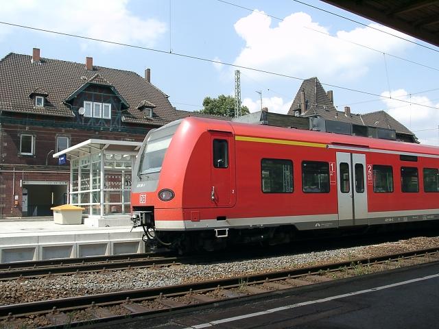 425 516 steht abfahrbereit im Eichenberger Bahnhof, um seine Reise Richtung Gttingen fortzusetzen.