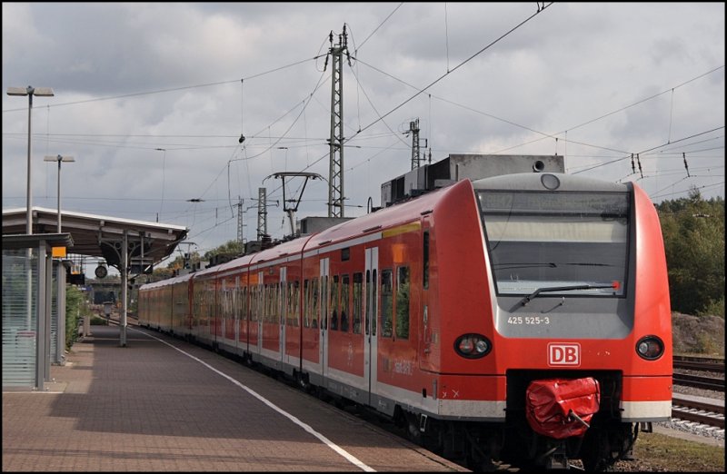 425 519/019 und 425 025/525 warten als RB42 (RB 20229)  HAARD-Bahn  im Bahnhof Haltern am See. (04.10.2008)

