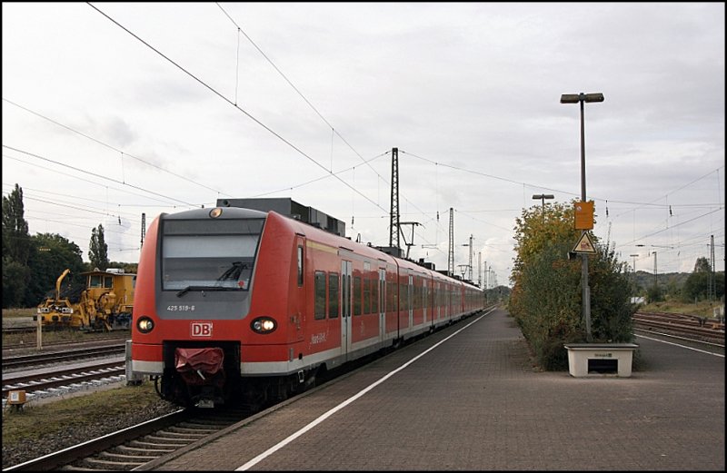 425 519/019 und425 025/525 erreichen als RB42 (RB 20229)  HAARD-Bahn  den Bahnhof Haltern am See. (04.10.2008)