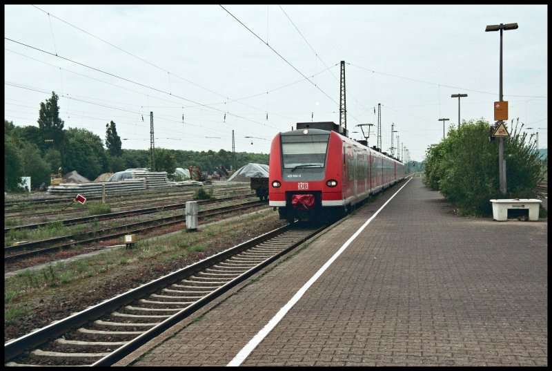 425 524 und 029 fahren als RB42  Haard-Bahn  von Recklinghausen nach Mnster (Westf) in den Bahnhof Haltern am See ein.