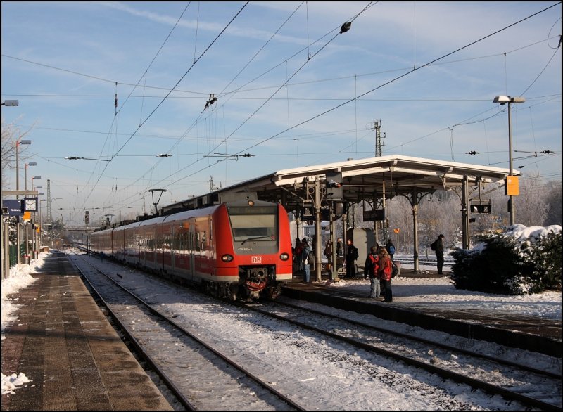 425 525/025 und ein weiterer 425er erreichen als RB42 (RB 20236)  HAARD-Bahn  Haltern am See. 

