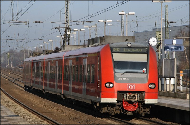 425 529/029 verlsst als RB42 (RB 20233)  HAARD-Bahn  den Haltepunkt Recklinghausen-Sd. (30.12.2008)

