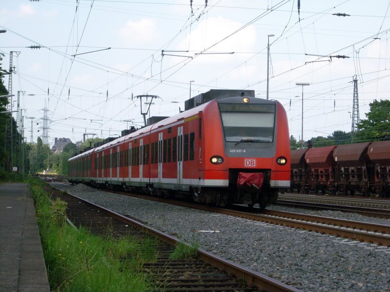425 537-8 und 535-2 als RB 11223 Einfahrt Solingen