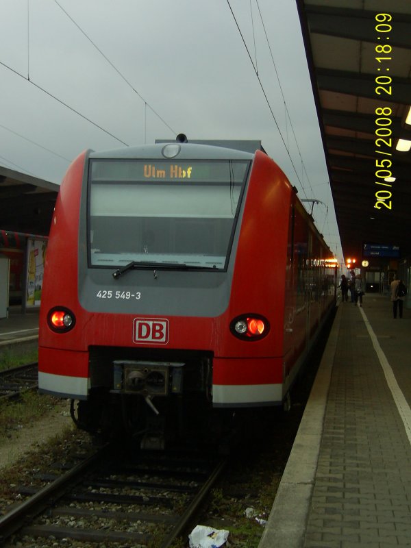 425 549-3 steht am 20.5.2008 eine halbe Stunde vor eigentlicher Abfahrt nach Ulm schon in Augsburg bereit