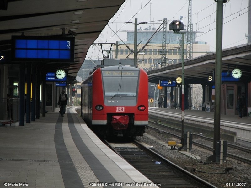 425 555-0 steht als RB61 zur Abfahrt nach Bad Bentheim bereit.
