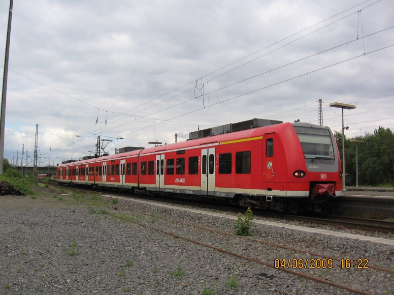 425 558 wird in Wesel Hbf für RB 33 nach Mönchengladbach bereitgestellt