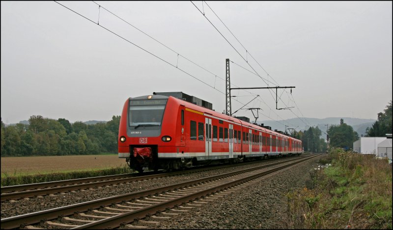 425 563/063 und 426 018/518 des Betriebshofes Essen fahren als RE16 (RE 29680)  RUHR-SIEG-EXPRESS , von Siegen nach Essen Hbf. Aufgenommen bei Hohenlimburg am 10.10.07.